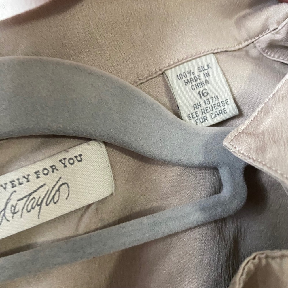 Lord & Taylor Womens 100% Silk Button Down Blouse Champagne Beige Size 16 - Picture 3 of 4
